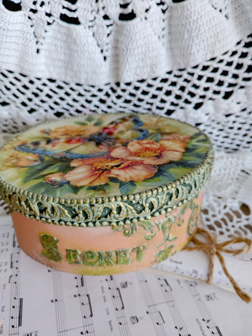 Pudełko z pięknym motylem, który jest wypukły,na kwiatach złota konturówka dodała im elegancji,w środku też grafika dużego motyla, piękny prezent dla bliskiej osoby