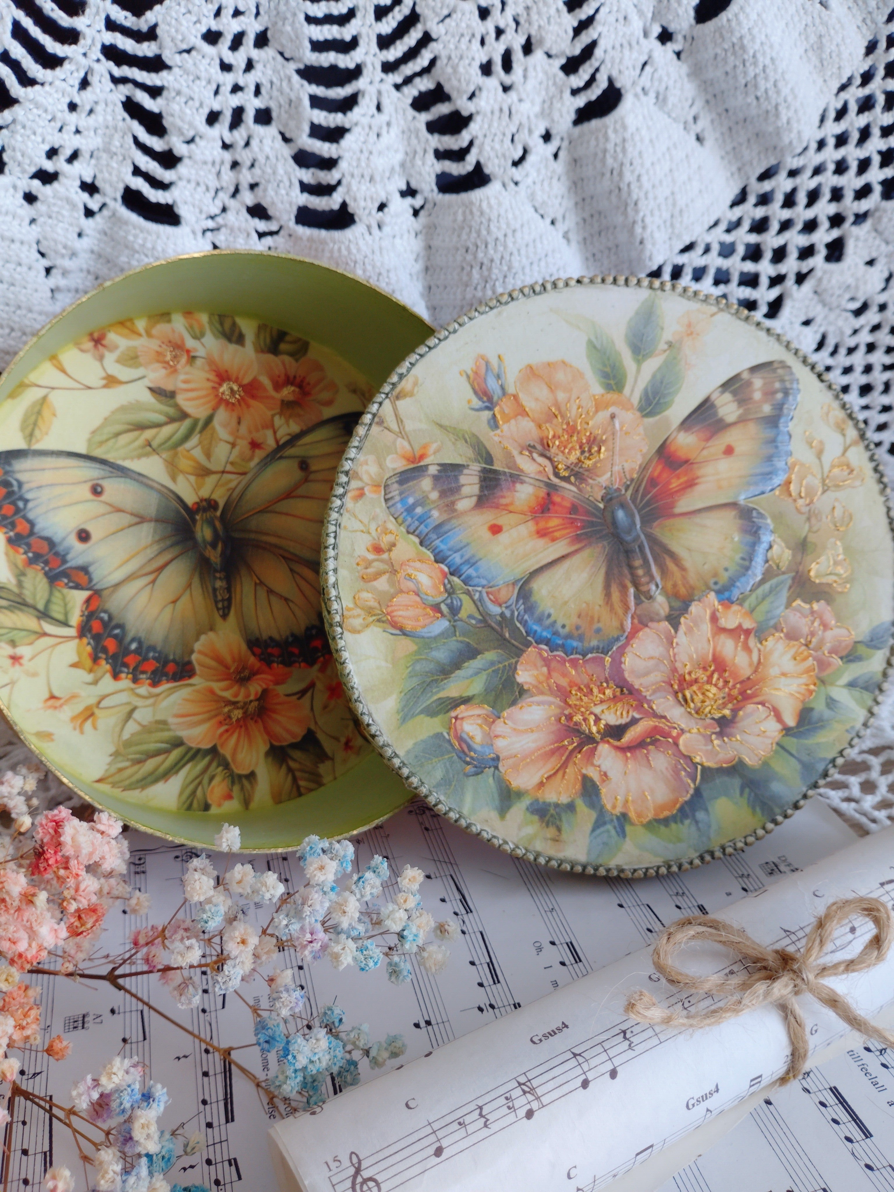 Pudełko z pięknym motylem, który jest wypukły,na kwiatach złota konturówka dodała im elegancji,w środku też grafika dużego motyla, piękny prezent dla bliskiej osoby