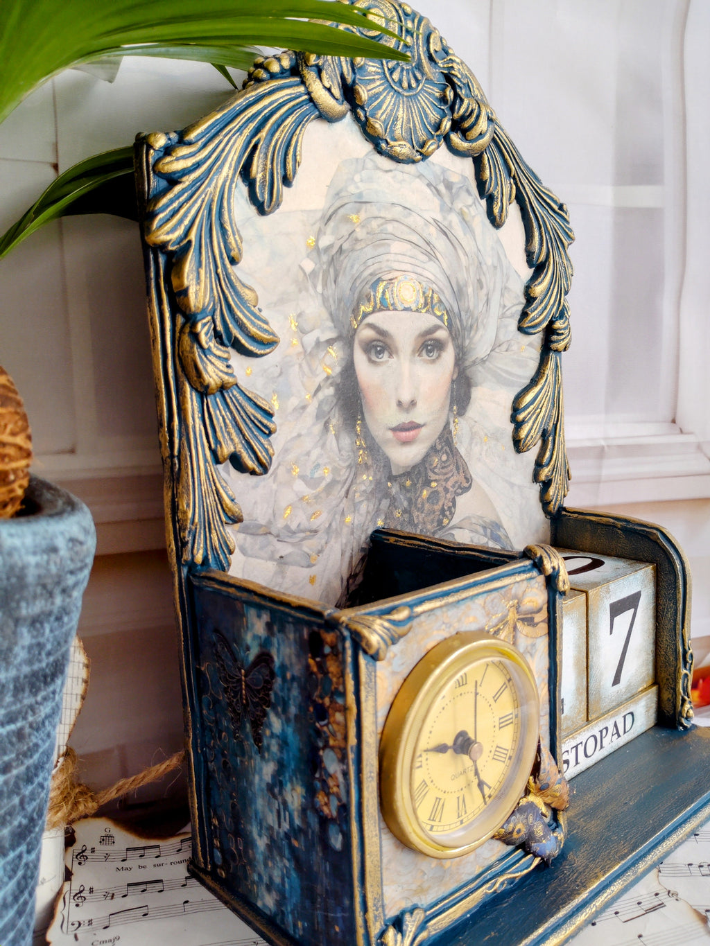 Kalendarz wieczny z zegarem wykonany metodą decoupage i mix mediową,grafika inspirowana Gustawem Klimtem