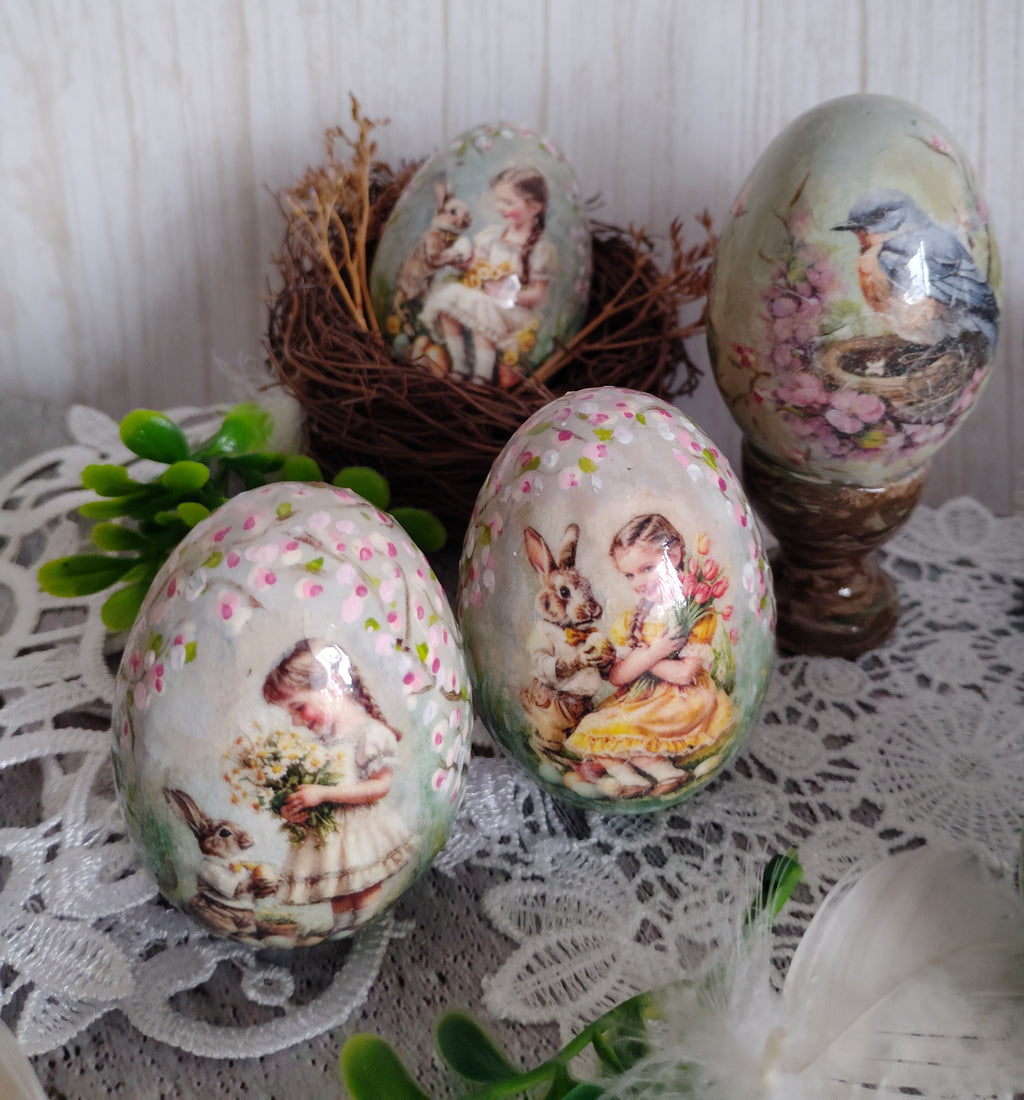 Jajko drewniane z dziewczynką i króliczkiem