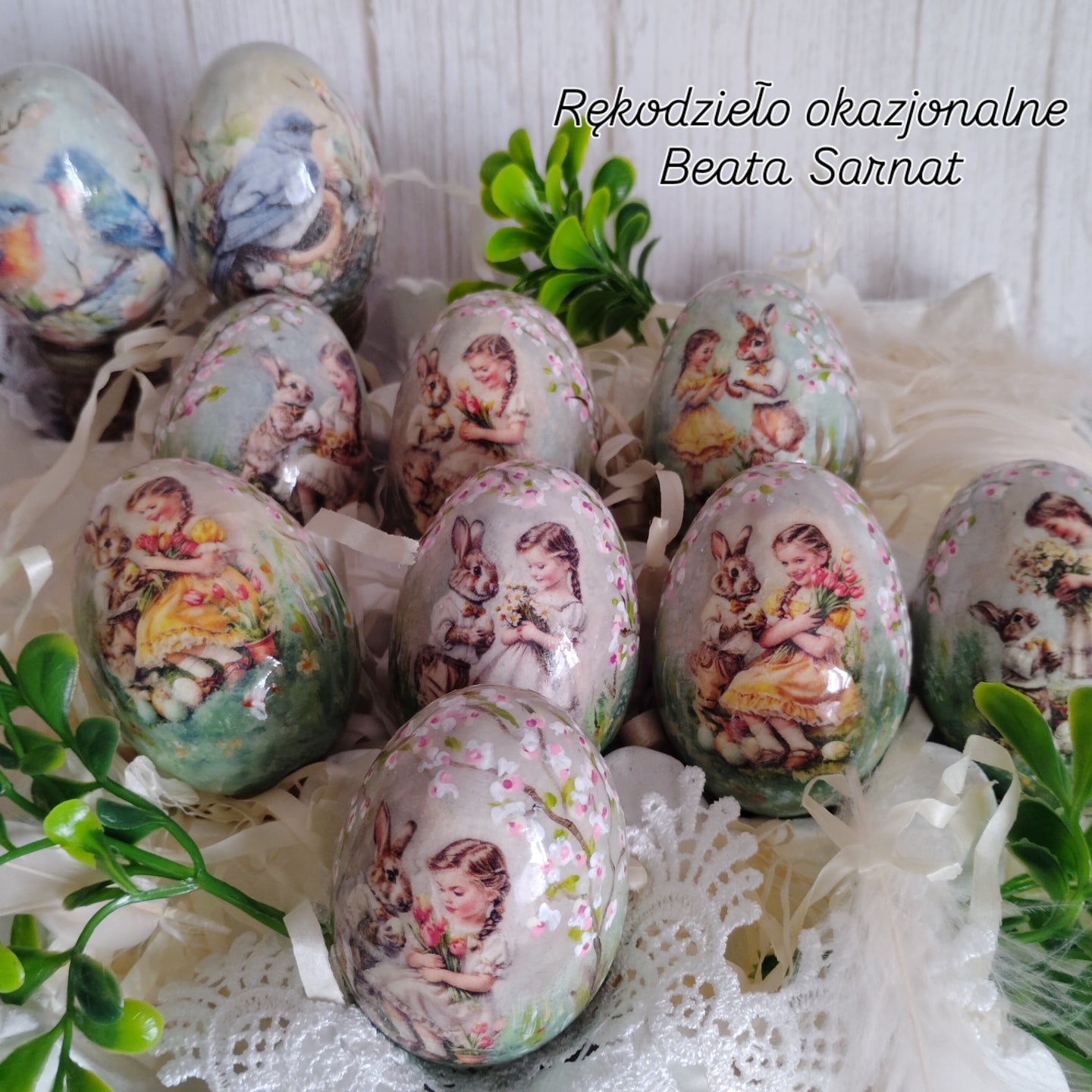 Jajko drewniane z dziewczynką i króliczkiem