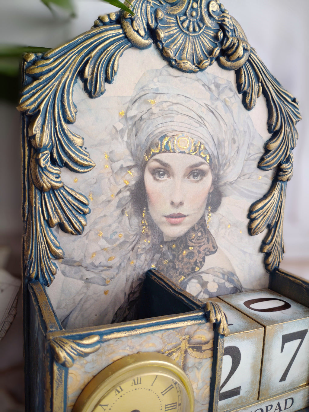 Kalendarz wieczny z zegarem wykonany metodą decoupage i mix mediową,grafika inspirowana Gustawem Klimtem