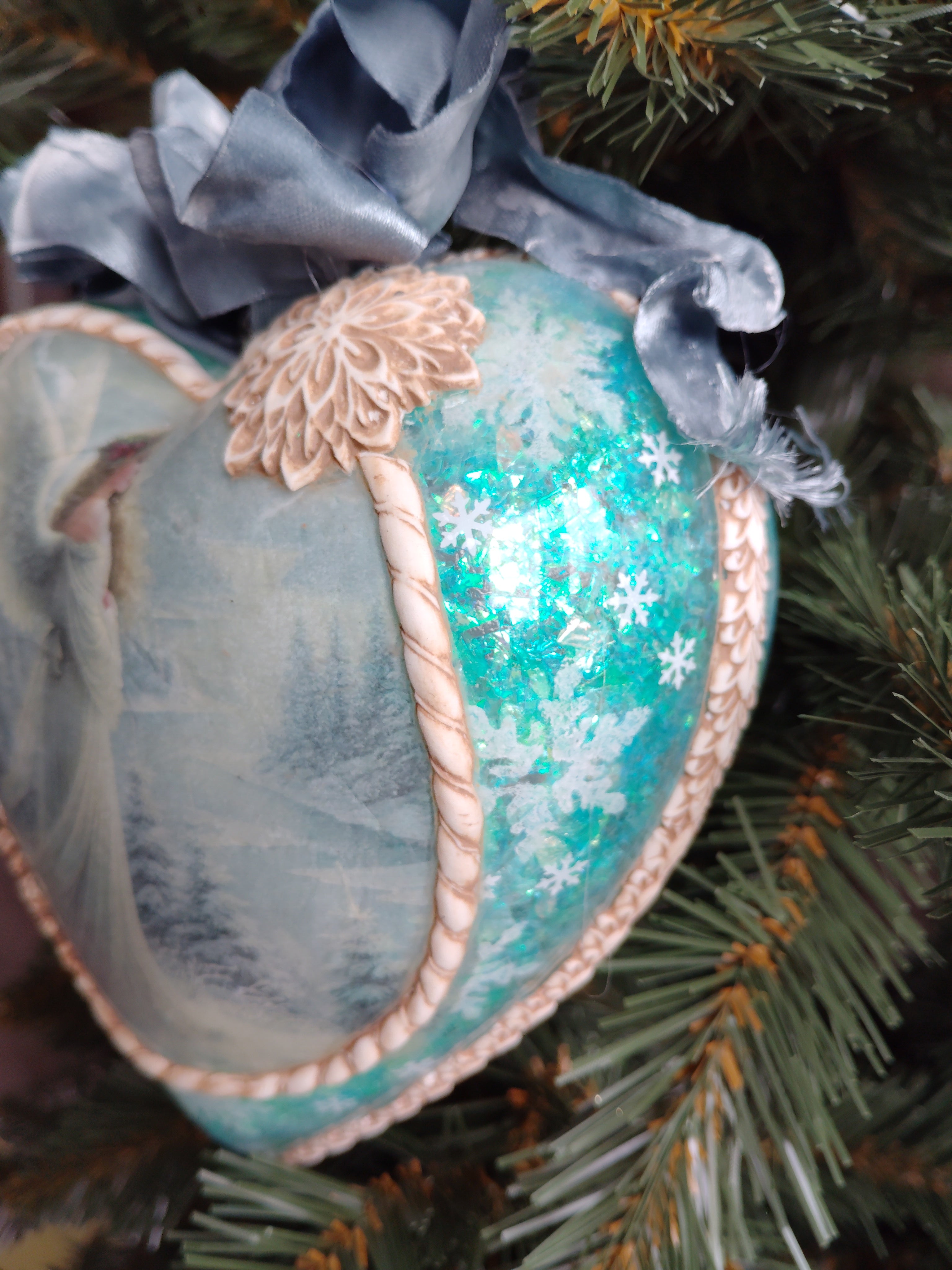 Duże serce akrylowe z aniołami 16 cm ozdobione z obydwu stron,po bokach od środka ozdobne Galaxy co daje niesamowity efekt