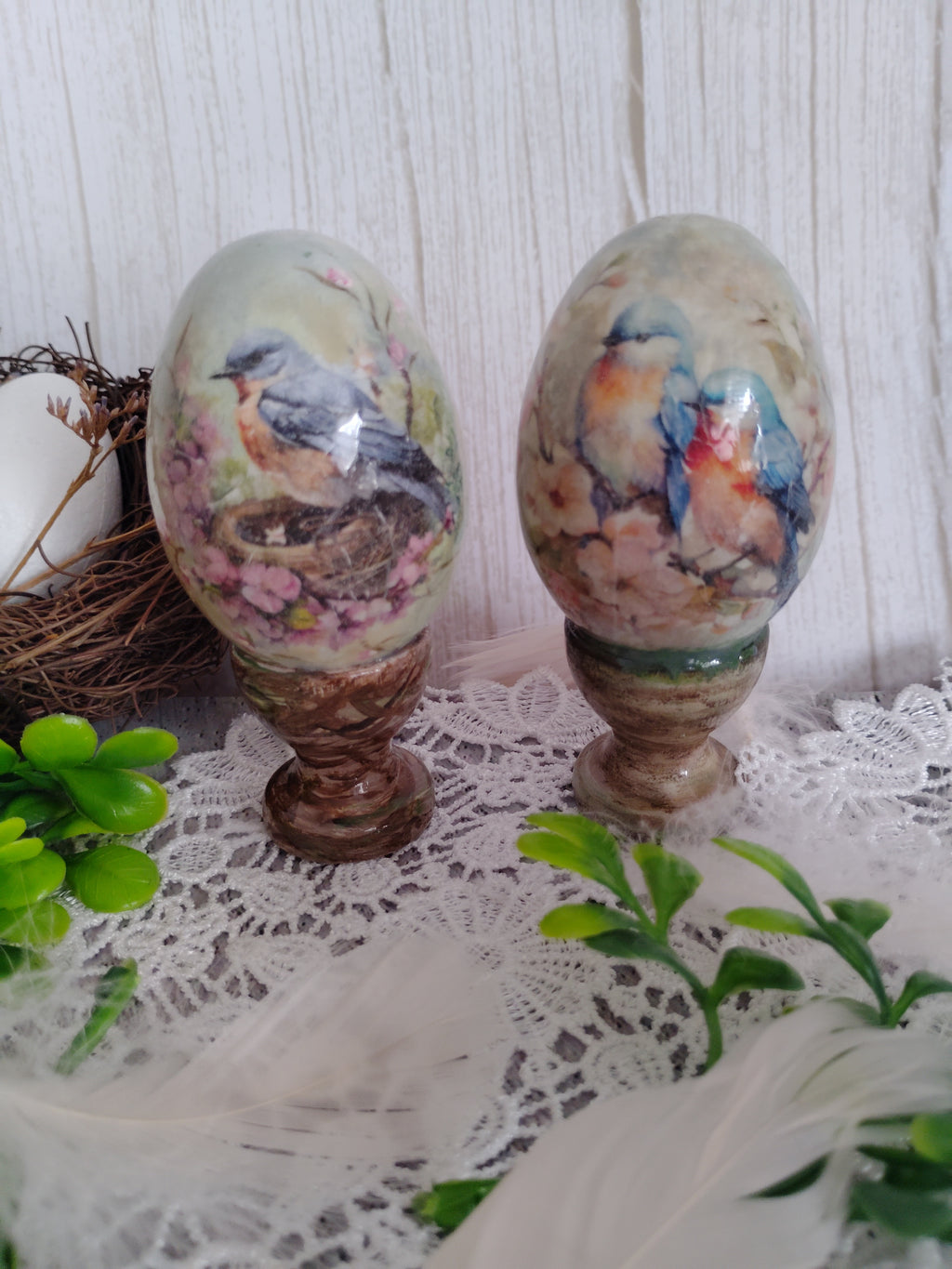 Komplet 2 szt drewnianych jajeczek z ptaki na nóżce