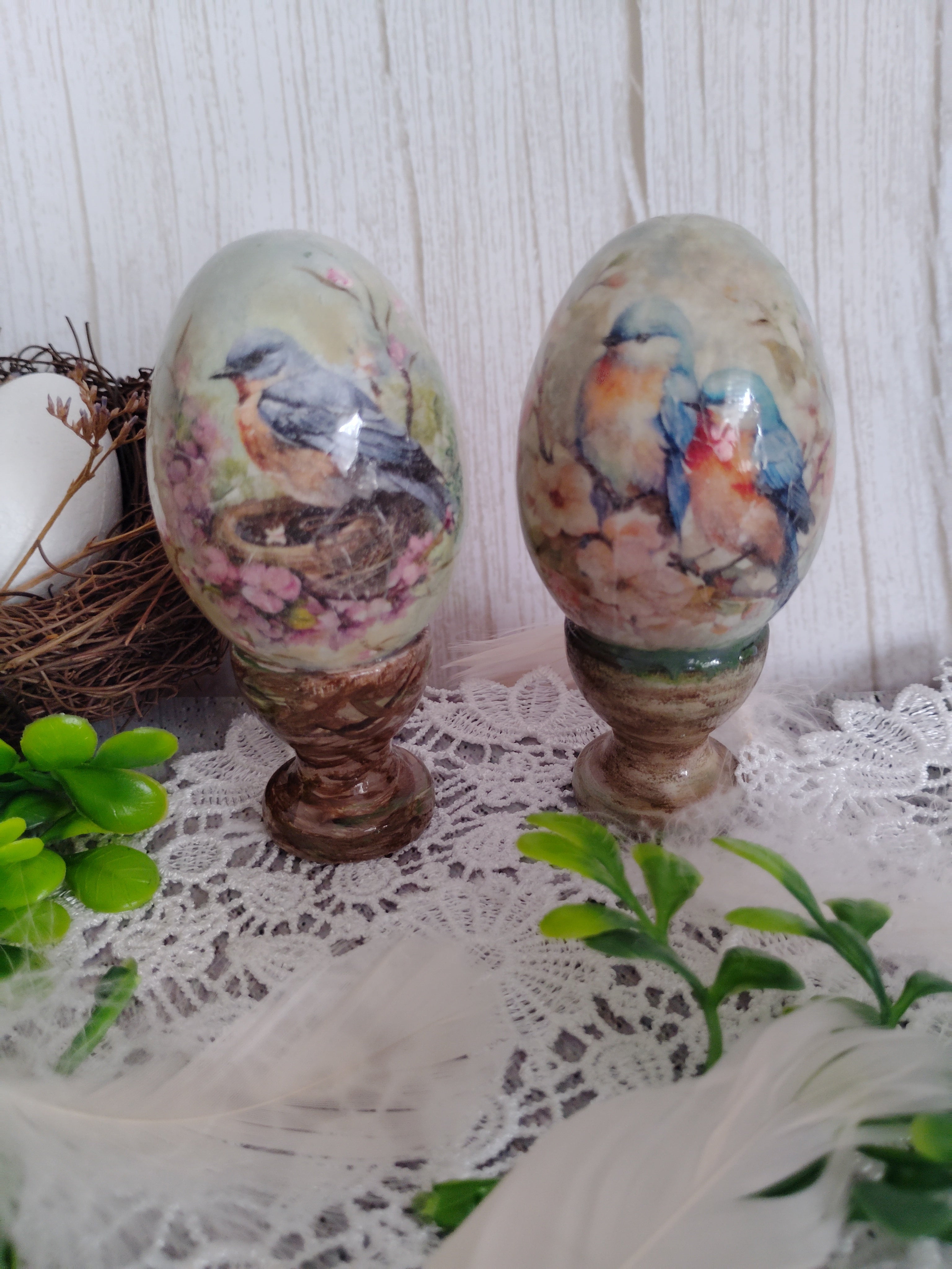 Komplet 2 szt drewnianych jajeczek z ptaki na nóżce