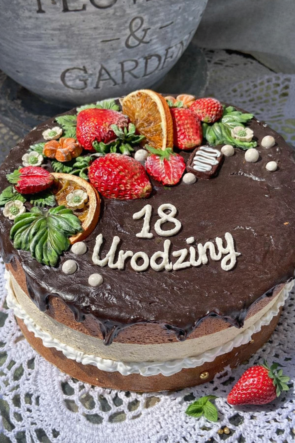 Pudełko- torcik wykonane metodą mix mediową z masy samoutwardzalnej,na żywo wygląda jak prawdziwy tort, mogę dołożyć napis i imię tak jak na pierwszym zdjęciu,do środka można nasypać cukierków lub włożyć upominek