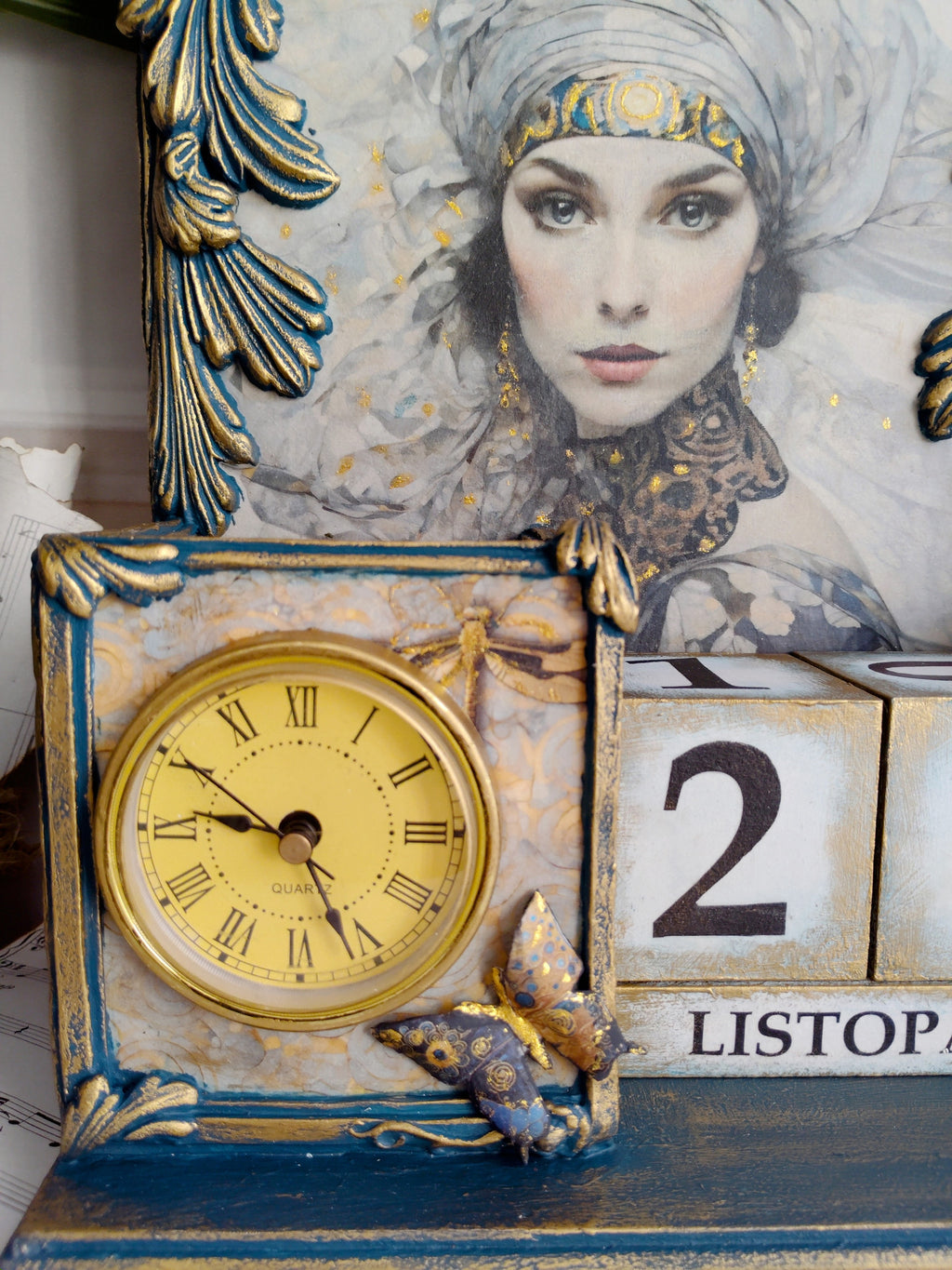 Kalendarz wieczny z zegarem wykonany metodą decoupage i mix mediową,grafika inspirowana Gustawem Klimtem